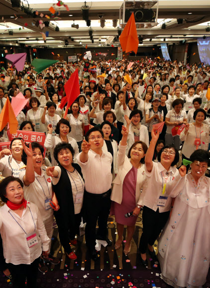 희망의 종이비행기 날리는 황교안 대표