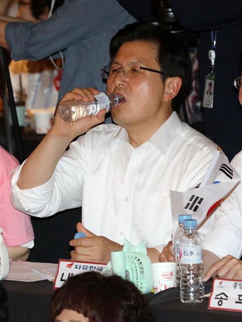 목 축이는 황교안 대표