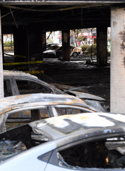 27일 오전 서울 은평구 응암동 소재 은명초등학교가 지난 26일 발생한 화재로 인해 검게 그을려 있다. 2019.6.27  오장환 기자 5zzang@seoul.co.kr