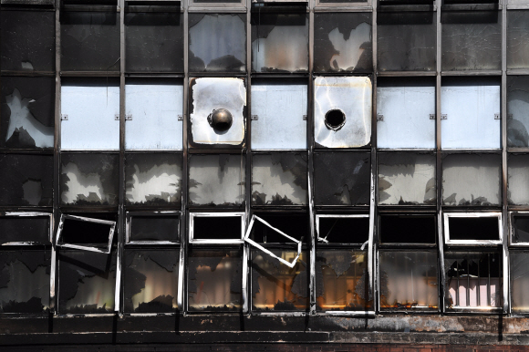 27일 오전 서울 은평구 응암동 소재 은명초등학교가 지난 26일 발생한 화재로 인해 검게 그을려 있다. 2019.6.27  오장환 기자 5zzang@seoul.co.kr