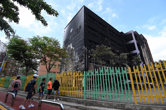 27일 오전 서울 은평구 응암동 소재 은명초등학교에서 은명초 재학생들이 지난 26일 발생한 화재로 인해 검게 그을린 학교를 바라보고 있다. 2019.6.27  오장환 기자 5zzang@seoul.co.kr