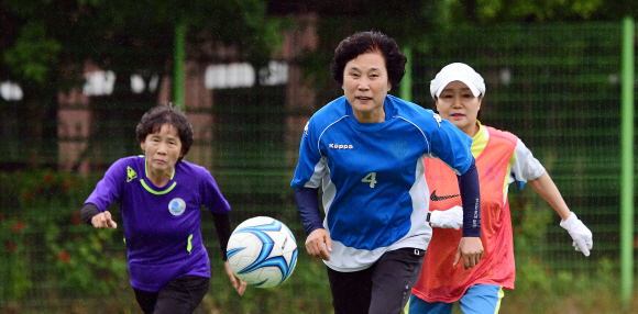 연습경기 중인 동작여성축구단 선수들이 열정적으로 공을 차지하기 위해 몸싸움을 하고 있다. 2019. 6. 27 정연호 기자 tpgod@seoul.co.kr