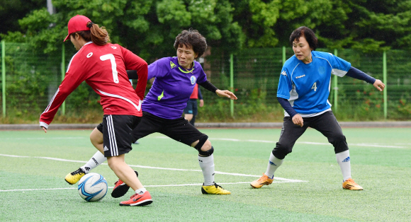 연습경기 중인 동작여성축구단 선수들이 열정적으로 공을 차지하기 위해 몸싸움을 하고 있다. 2019. 6. 27 정연호 기자 tpgod@seoul.co.kr