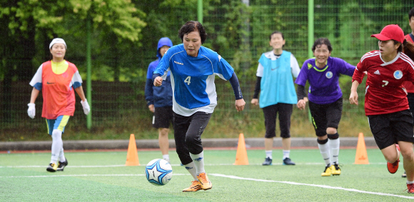 연습경기 중인 동작여성축구단 선수들이 열정적으로 공을 차지하기 위해 몸싸움을 하고 있다. 2019. 6. 27 정연호 기자 tpgod@seoul.co.kr