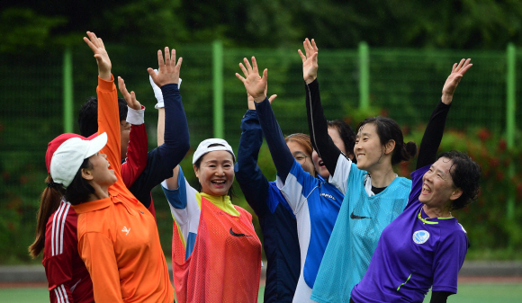 동작여성축구단이 경기를 마치고 화이팅을 외치고 있다. 2019. 6. 27 정연호 기자 tpgod@seoul.co.kr