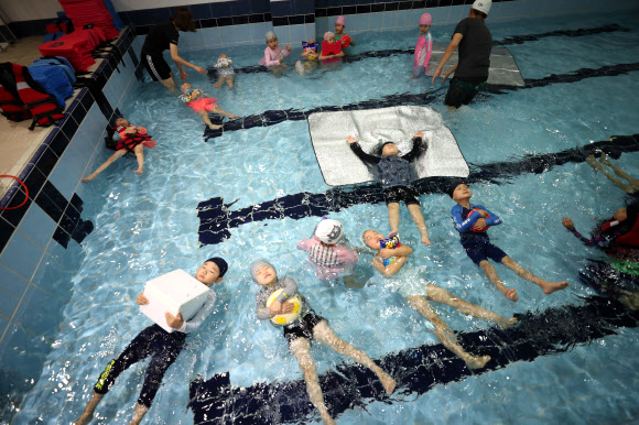 27일 오전 대구 달서구 문화유치원에서 원생들이 과자봉지, 페트병 등을 이용한 생존 수영을 배우고 있다. 대구시 교육청은 유아 수중 안전사고 예방을 위해 지난 4월부터 유치원 생존 수영 교육을 시범운영하고 있다. 유아 생존 수영은 물에 대한 적응력과 위급상황에서 구조자가 올 때까지 물에서 버틸 수 있는 능력 향상 위주로 구성됐다. 2019.6.27  연합뉴스