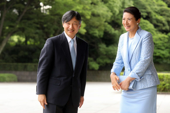 나루히토 일왕과 마사코 왕비가 27일(현시지간) 도쿄 왕궁을 방문한 에마뉘엘 프랑스 대통령 부부와 작별인사를 하고 있다. AFP 연합뉴스