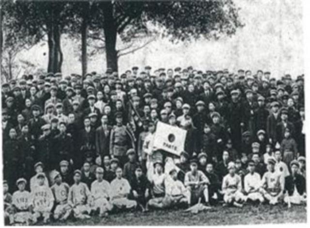 1916년 도쿄 유학생 모임. 가운데 태극 문양의 깃발을 든 이가 경방 창업자 김연수다.