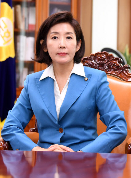 자유한국당 나경원 원내대표가 28일 오전 문희상 국회의장과의 여야 3당 원내대표 회동에 참석해 자리하고 있다. 2019.6.28  연합뉴스