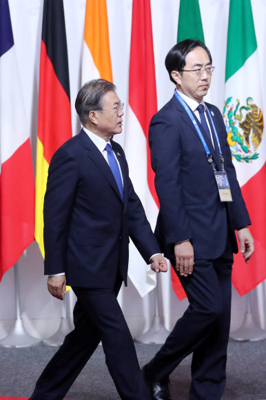문재인 대통령이 28일 오전 인텍스 오사카에서 열린 G20 정상회의 공식환영식에 입장하고 있다. 2019.6.28  연합뉴스