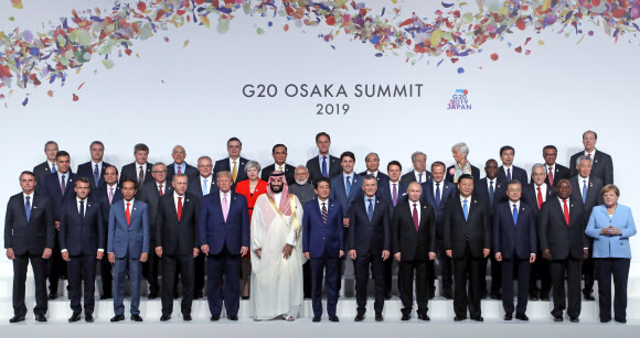 문재인 대통령이 28일 오전 인텍스 오사카에서 열린 G20 정상회의 공식환영식에서 각국 정상들과 기념촬영을 하고 있다.      (앞줄 왼쪽부터) 브라질 자이르 보우소나루 대통령, 프랑스 에마뉘엘 마크롱 대통령, 인도네시아 조코 위도도 대통령, 터키 레제프 타이이프 에르도안 대통령, 미국 도널드 트럼프 대통령, 사우디아라비아 무함마드 빈 살만 왕세자, 일본 아베 신조 총리, 아르헨티나 마우리시오 마크리 대통령, 러시아 블라디미르 푸틴 대통령, 중국 시진핑 국가주석, 문재인 대통령, 남아프리카공화국 시릴 라마포사 대통령, 독일 앙겔라 메르켈 총리.       (가운데줄 왼쪽부터) 스페인 페드로 산체스 총리, 이집트 압델 파타 엘시시 대통령, 장클로드 융커 유럽연합 집행위원장, 호주 스콧 모리슨 총리, 영국 테레사 메이 총리, 인도 나렌드라 모디 총리, 캐나다 쥐스탱 트뤼도 총리, 이탈리아 주세페 콘테 총리, 도날드 투스크 유럽연합 정상회의 상임의장, 세네갈 마키 살 대통령(NEPAD의장국), 칠레 세바스티안 피녜라 대통령(APEC의장국), 싱가포르 리센룽 총리.  연합뉴스