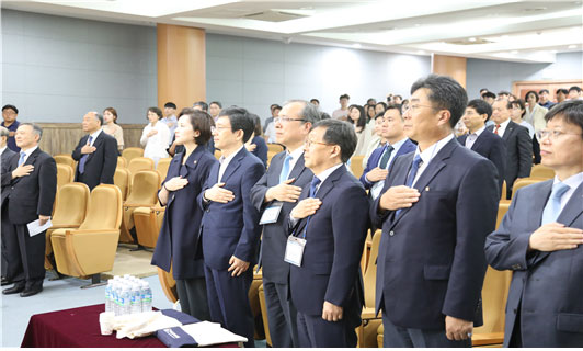 국민의례 하는 내빈. 좌측부터 유은혜 교육부 장관, 성경륭 경제인문사회연구회 이사장, 김경성 서울교대 총장, 반상진 한국교육개발원 원장, 성기선 한국교육과정평가원 원장, 안성진 한국과학창의재단 이사장.