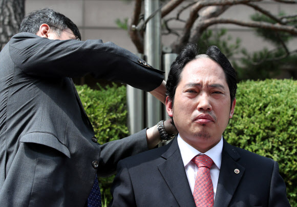 대한의사협회 최대집 회장이 28일 건강보험정책심의위원회가 열린 서울 서초구 건강보험심사평가원 앞에서 건강보험종합계획 철회 등을 촉구하는 기자회견을 마친 뒤 삭발하고 있다. 2019.6.28  연합뉴스