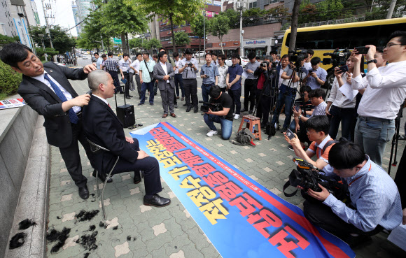 대한의사협회 최대집 회장이 28일 건강보험정책심의위원회가 열린 서울 서초구 건강보험심사평가원 앞에서 건강보험종합계획 철회 등을 촉구하는 기자회견을 마친 뒤 삭발하고 있다. 2019.6.28  연합뉴스