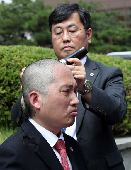 대한의사협회 최대집 회장이 28일 건강보험정책심의위원회가 열린 서울 서초구 건강보험심사평가원 앞에서 건강보험종합계획 철회 등을 촉구하는 기자회견을 마친 뒤 삭발하고 있다. 2019.6.28  연합뉴스