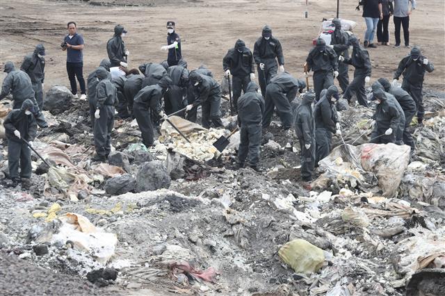 28일 오후 경찰이 제주시 동복리 쓰레기매립장에서 ‘전 남편 살인사건’ 피의자 고유정이 범행 후 쓰레기 분리수거장에 버린 종량제봉투 내용물을 찾기 위해 수색을 하고 있다.2019.6.28 뉴스1