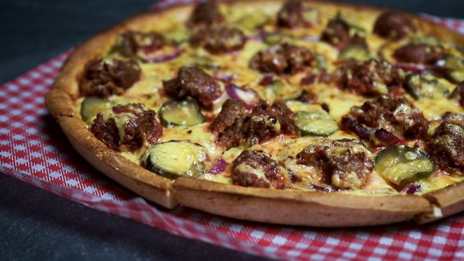 뉴질랜드 헬 피자의 새 제품 브랜드 ‘버거 피자’ 헬 피자 제공 BBC 홈페이지 캡처