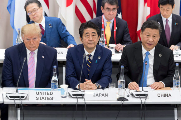키 190㎝의 도널드 트럼프 미국 대통령, 175㎝의 아베 신조 일본 총리, 180㎝의 시진핑 중국 국가주석이 나란히 일본 오사카 주요 20개국(G20) 정상회의 ‘디지털 경제에 관한 정상 특별이벤트’ 회의장에 앉아 있다. 오사카 AFP 연합뉴스