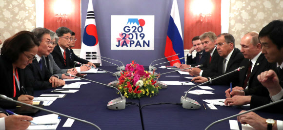 한-러 정상회담  문재인 대통령이 29일 오사카 한 호텔에서 러시아 블라디미르 푸틴 대통령과 정상회담을 하고 있다. 2019.6.29 <br>연합뉴스