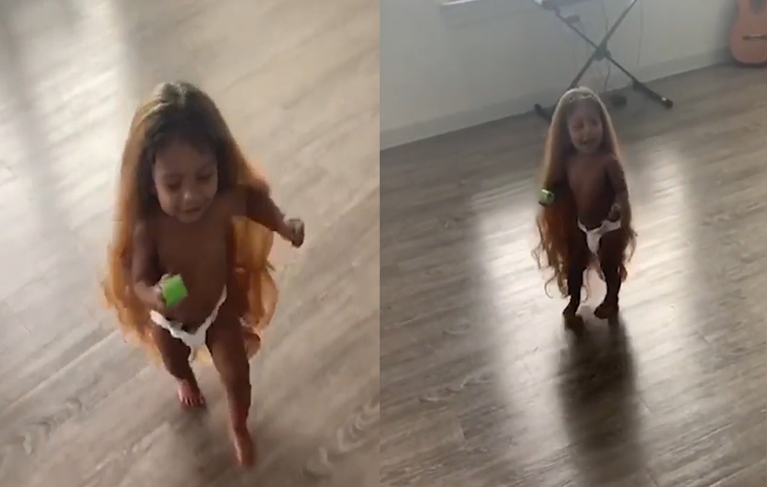 엄마 가발을 쓰고 마루바닥을 춤추며 돌아다니는 귀여운 한 살 아이 모습(유튜브 영상 캡처)