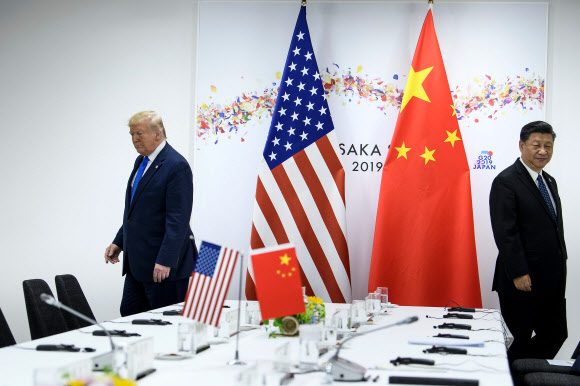 도널드 트럼프(왼쪽) 미국 대통령과 시진핑 중국 국가주석이 29일 낮 주요 20개국(G20) 정상회의가 열리고 있는 일본 오사카에서 양자 정상회담을 하기 위해 입장하고 있다. 오사카 AFP 연합뉴스