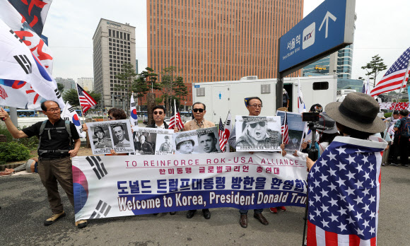 트럼프 미 대통령 방한 환영하는 시민들