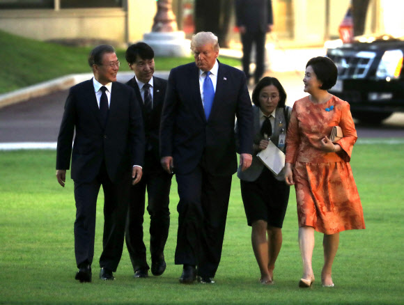 청와대 걷는 한미 정상