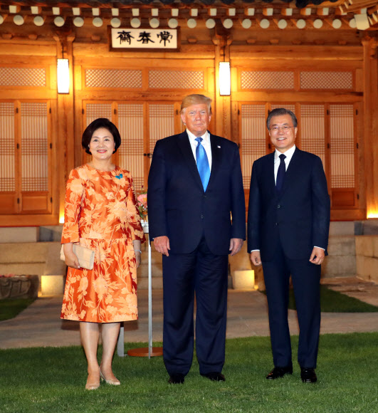 상춘재 앞 기념촬영하는 한미 정상