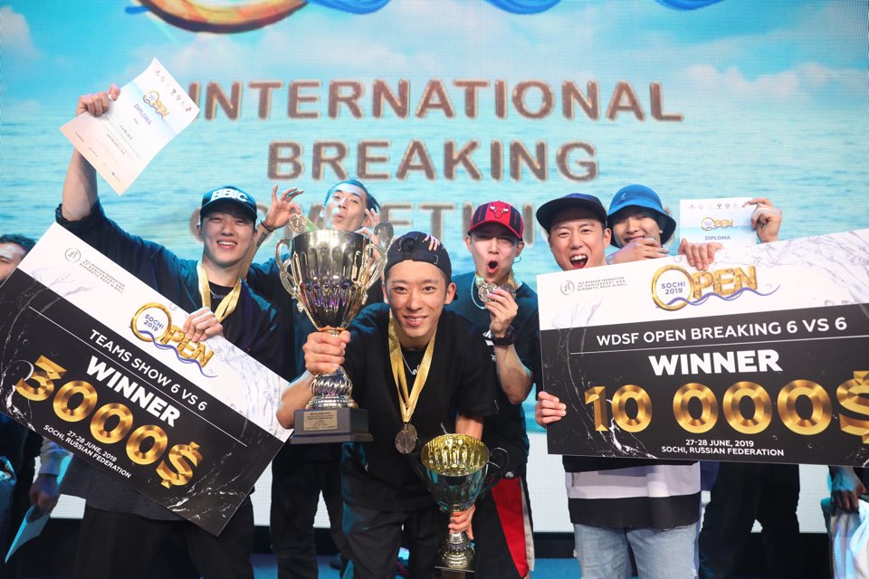 국제스포츠캠프 ‘소치오픈 2019’ 브레이킹대회에서 2개부문 금메달을 획득한 진조크루가 우승트로피를 들고 기뻐하고 있다. 대한브레이킹연맹 제공