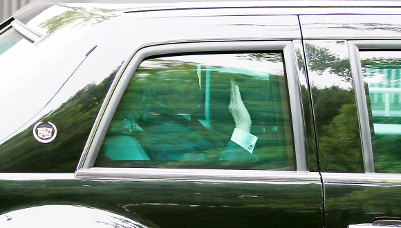 손 흔들며 인사하는 트럼프 대통령