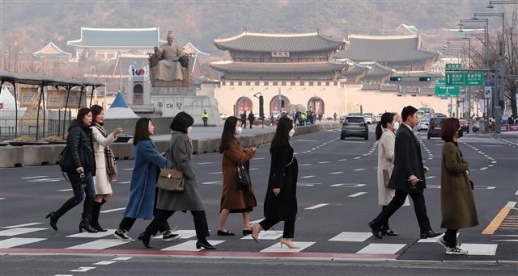 서울 세종대로 광화문 사거리를 지나는 시민들. 뉴스1 자료사진