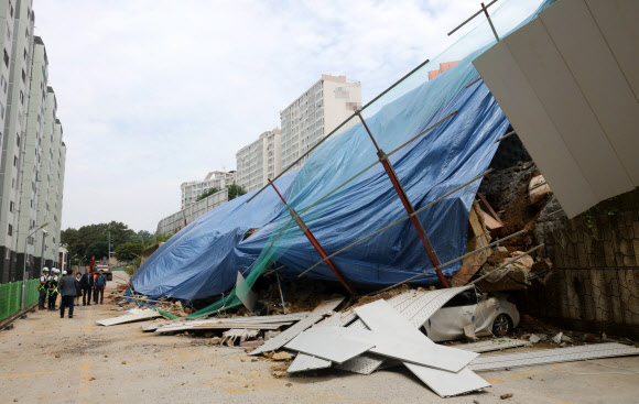 집중 호우로 무너져 내린 옹벽