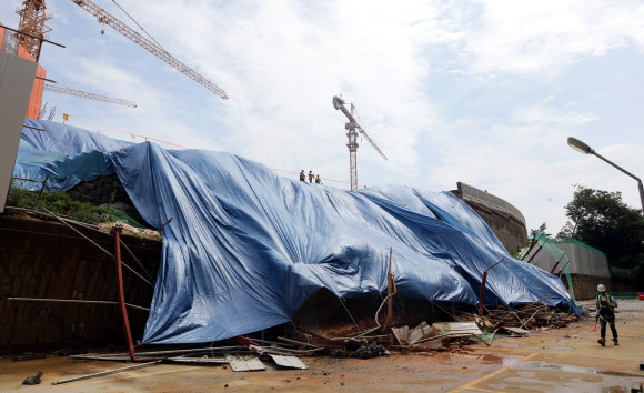 집중 호우로 무너져 내린 옹벽