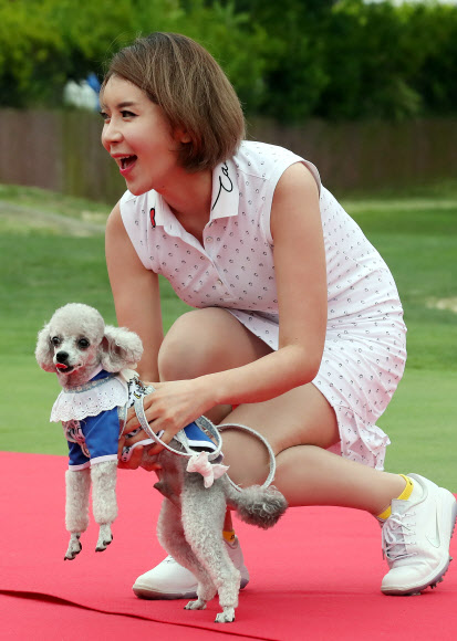 ‘반려견과 함께 포즈’