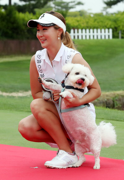 반려견과 포즈 취하는 이보연 선수