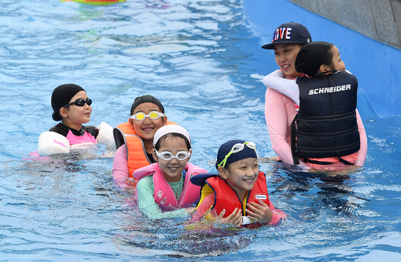 30일 오후 서울 광진구 뚝섬한강공원 야외수영장을 찾은 시민들이 무더위를 피해 물놀이를 하고 있다. 2019.6.30. 오장환 기자 5zzang@seoul.co.kr