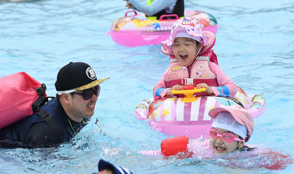 30일 오후 서울 광진구 뚝섬한강공원 야외수영장을 찾은 시민들이 무더위를 피해 물놀이를 하고 있다. 2019.6.30. 오장환 기자 5zzang@seoul.co.kr