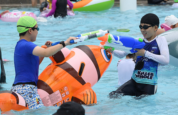 30일 오후 서울 광진구 뚝섬한강공원 야외수영장을 찾은 시민들이 무더위를 피해 물놀이를 하고 있다. 2019.6.30. 오장환 기자 5zzang@seoul.co.kr