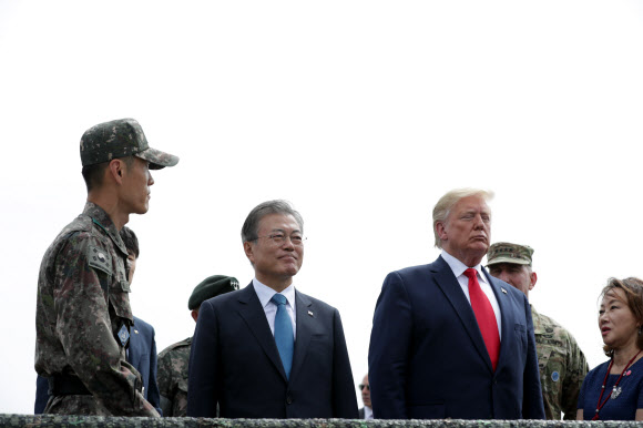 한미 정상, 북쪽 바라보며