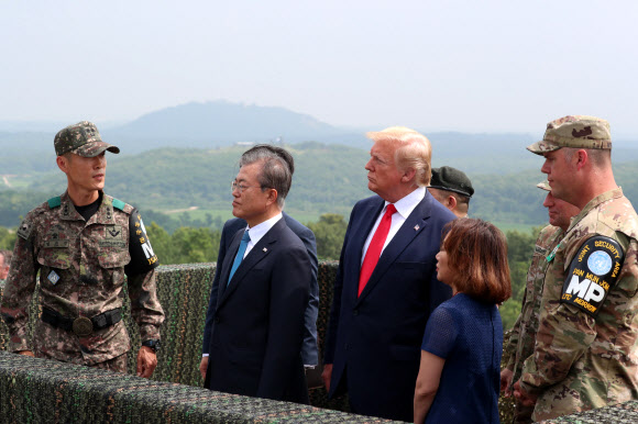 비무장지대의 한미 정상