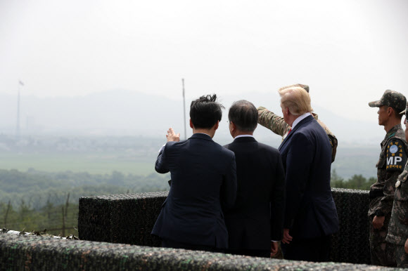 북측 보는 한미 정상