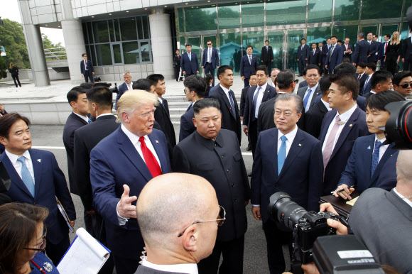 판문점에서 만나 남북미 정상