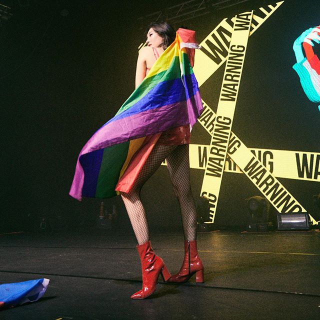 가수 선미가 최근 폴란드 콘서트에서 무지개 깃발을 든 채 춤을 추는 모습이 화제가 됐다. 선미 인스타그램 캡처