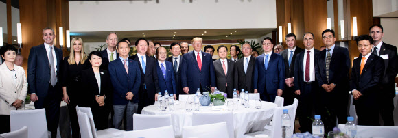 한국 경제인과 기념촬영하는 트럼프 대통령