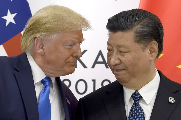 도널드 트럼프(왼쪽) 미국 대통령과 시진핑 중국 국가주석이 지난 29일 주요 20개국(G20) 정상회의가 열리는 일본 오사카에서 양자 정상회담 시작 전 마주보며 인사를 나누고 있다. 이날 두 정상은 무역전쟁을 잠시 멈추고 협상을 재개하기로 합의했다. 오사카 AP 연합뉴스