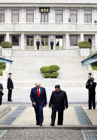 판문점 남측 향하는 북미 정상