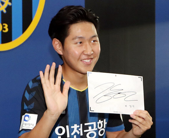 사인회서 기념 촬영하는 이강인