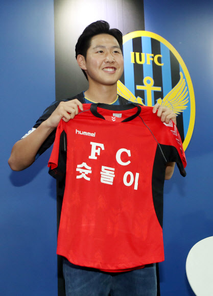 FC 슛돌이 유니폼 든 이강인