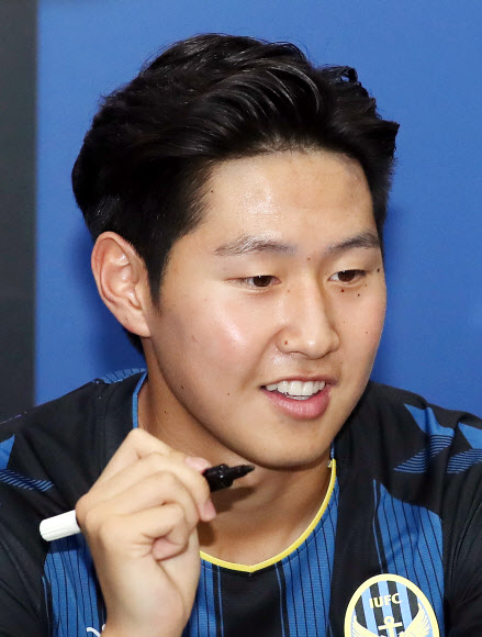 사인하는 이강인