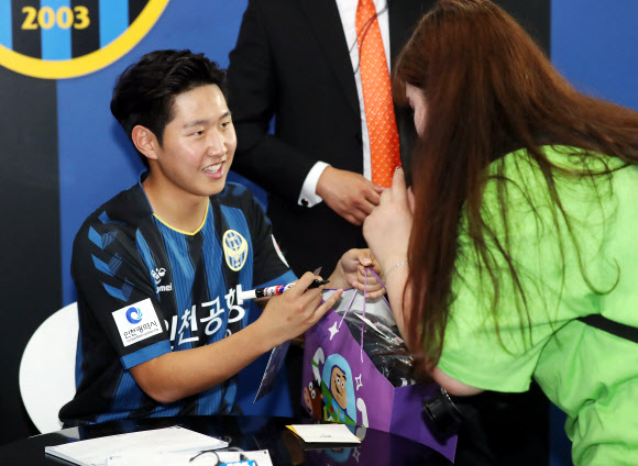 팬과 인사하는 이강인